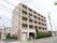 ブラウンを基調とした５階建ての建物である。建物の前には綺麗に手入れをした生垣があり、１階部分の目隠しにもなっている。