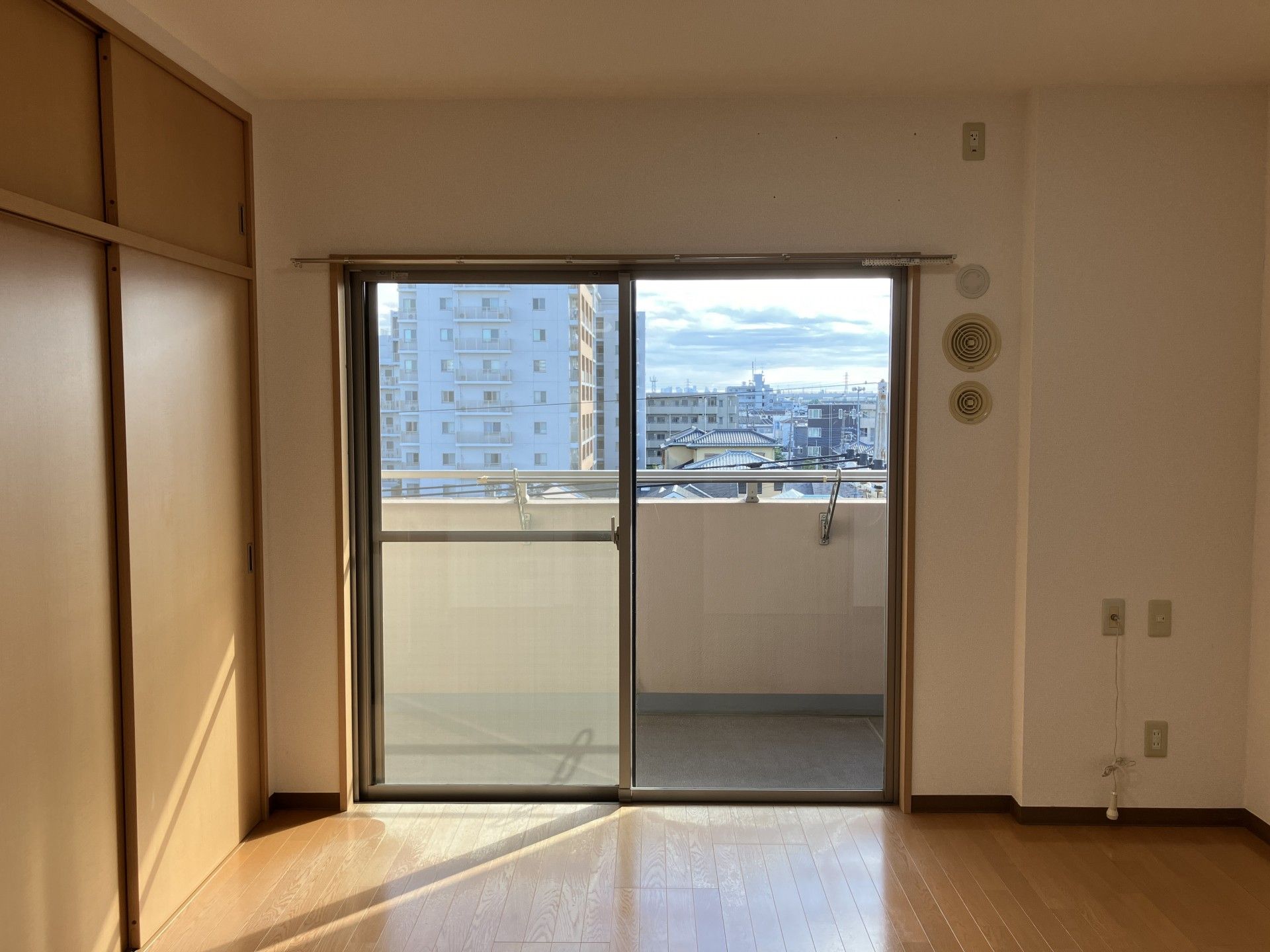 一階の空洞スペースが奥にある駐車場へ続いている様子