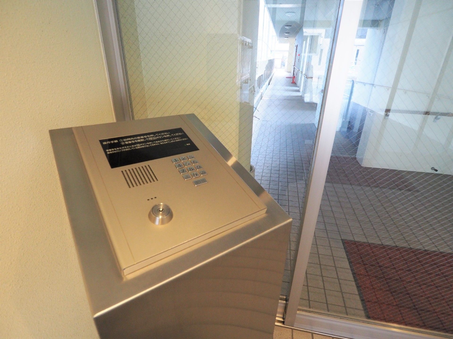 テンキーが設置されているオートロック設備が設置された玄関