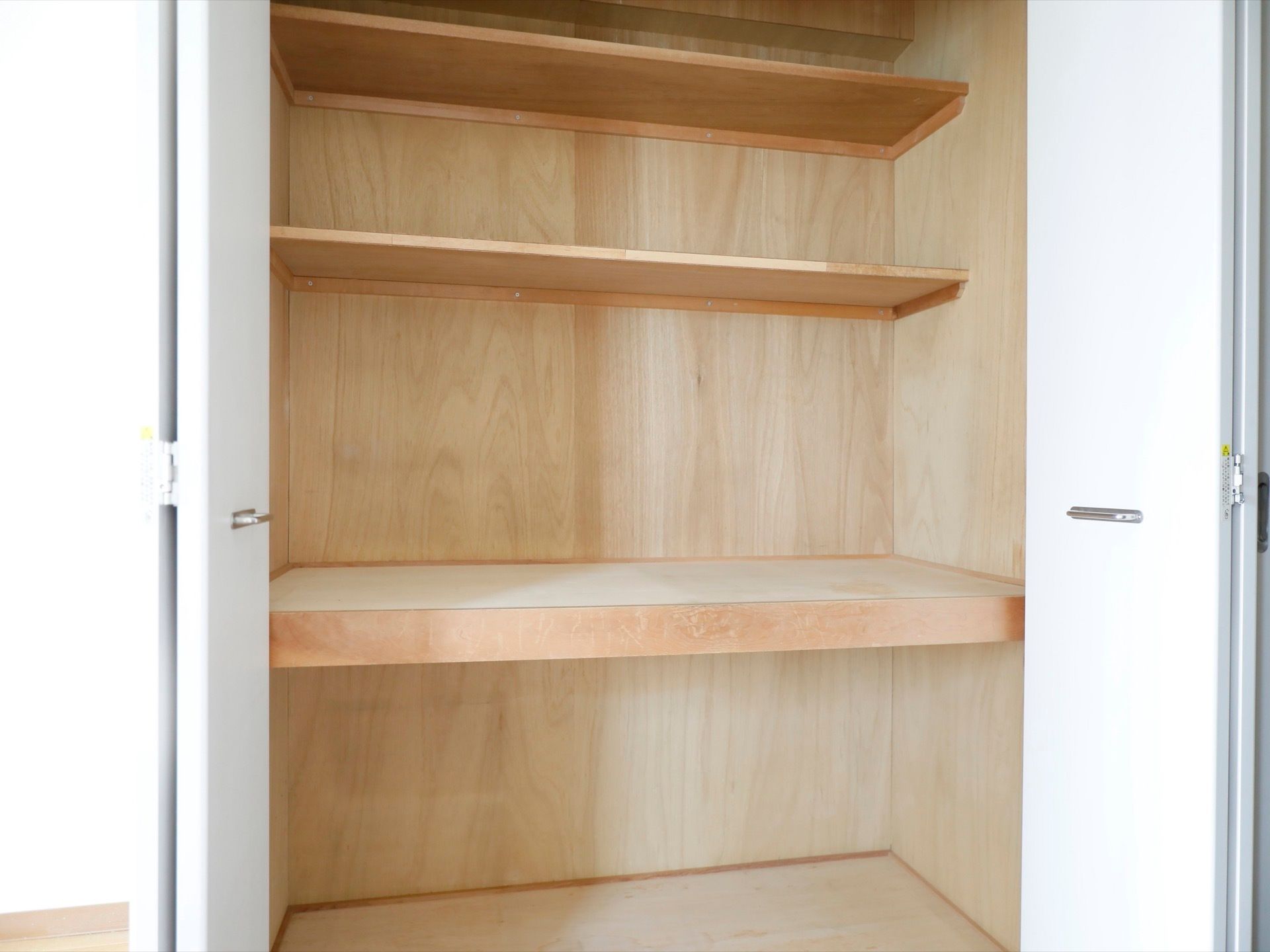各部屋にはクローゼットが備え付けられている。いろいろな高さのスペースがあり、収納がしやすいつくりになっている。