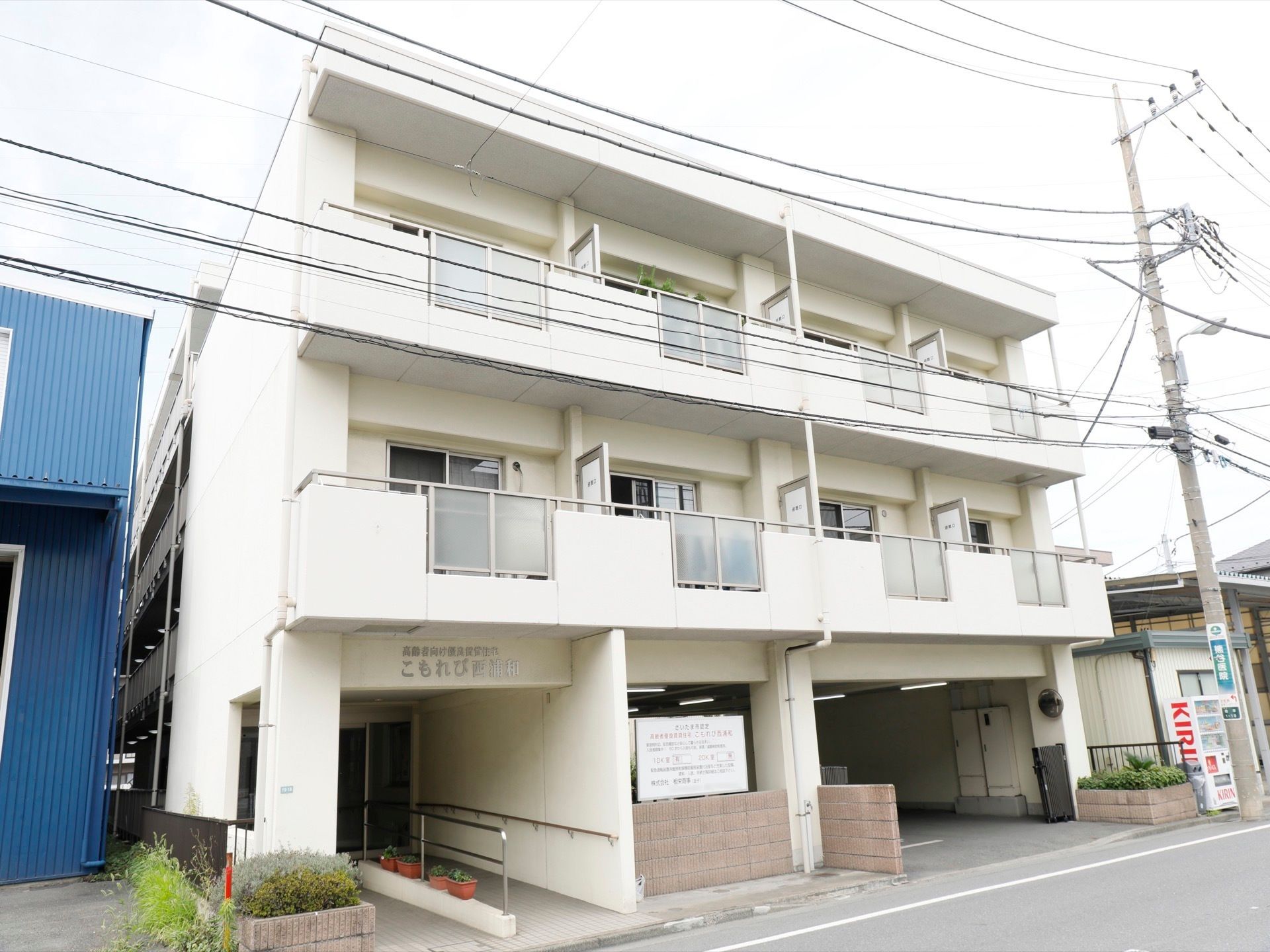 地上３階建ての鉄筋コンクリートの建物。正面玄関には歩行者用と別に、車椅子専用のスロープが設けられている。