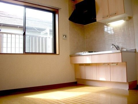 車椅子に座って微笑む高齢女性と手を差し伸べる女性ヘルパー