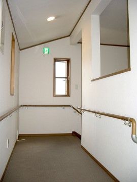 手すり付きの安全な廊下