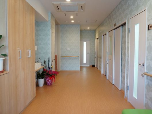 奥行きを感じさせる通路