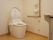 ウォシュレット機能がついているトイレは手すりがついている他、スタッフ呼び出し用のブザーもついておりバリアフリー化がなされている。