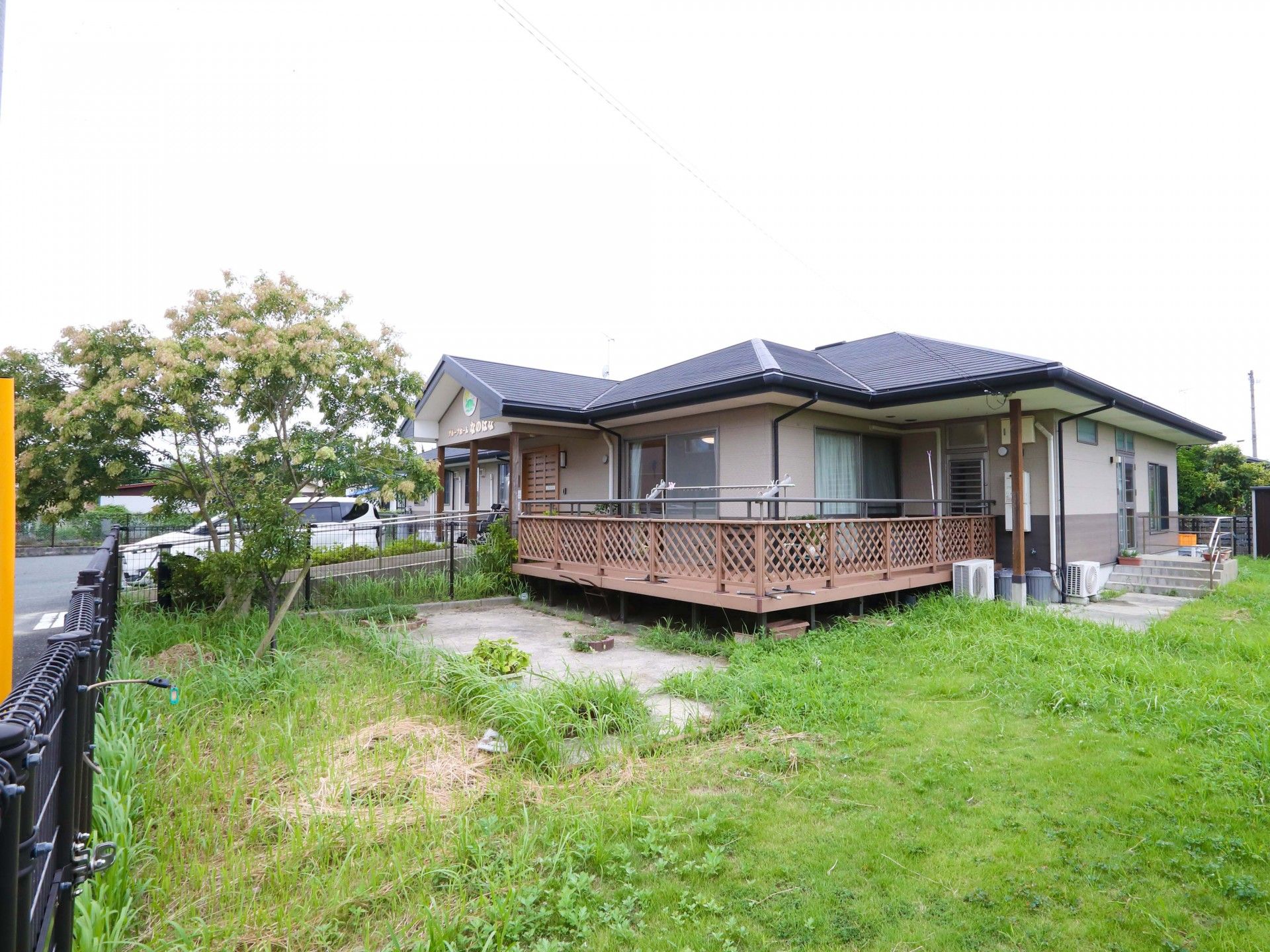ウッドデッキが設置された平屋建ての建物