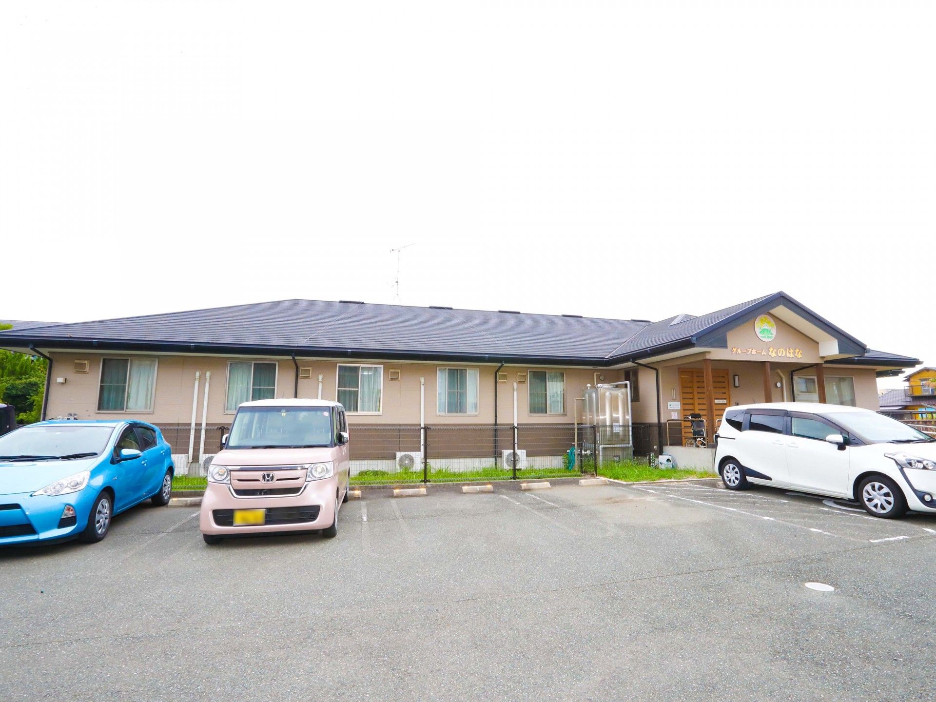 平屋建ての建物と駐車場
