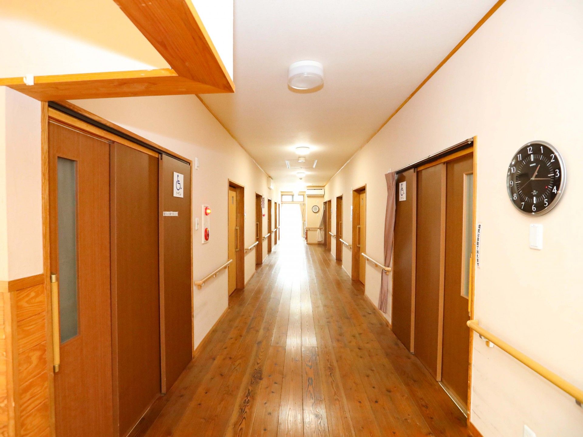 手すりが設置された廊下