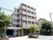 マンションのように景色に馴染んでいる施設。5階建てで地下にもフロアがある。屋上から富士山を眺める事ができ、四季の風景が楽しめるのが魅力。