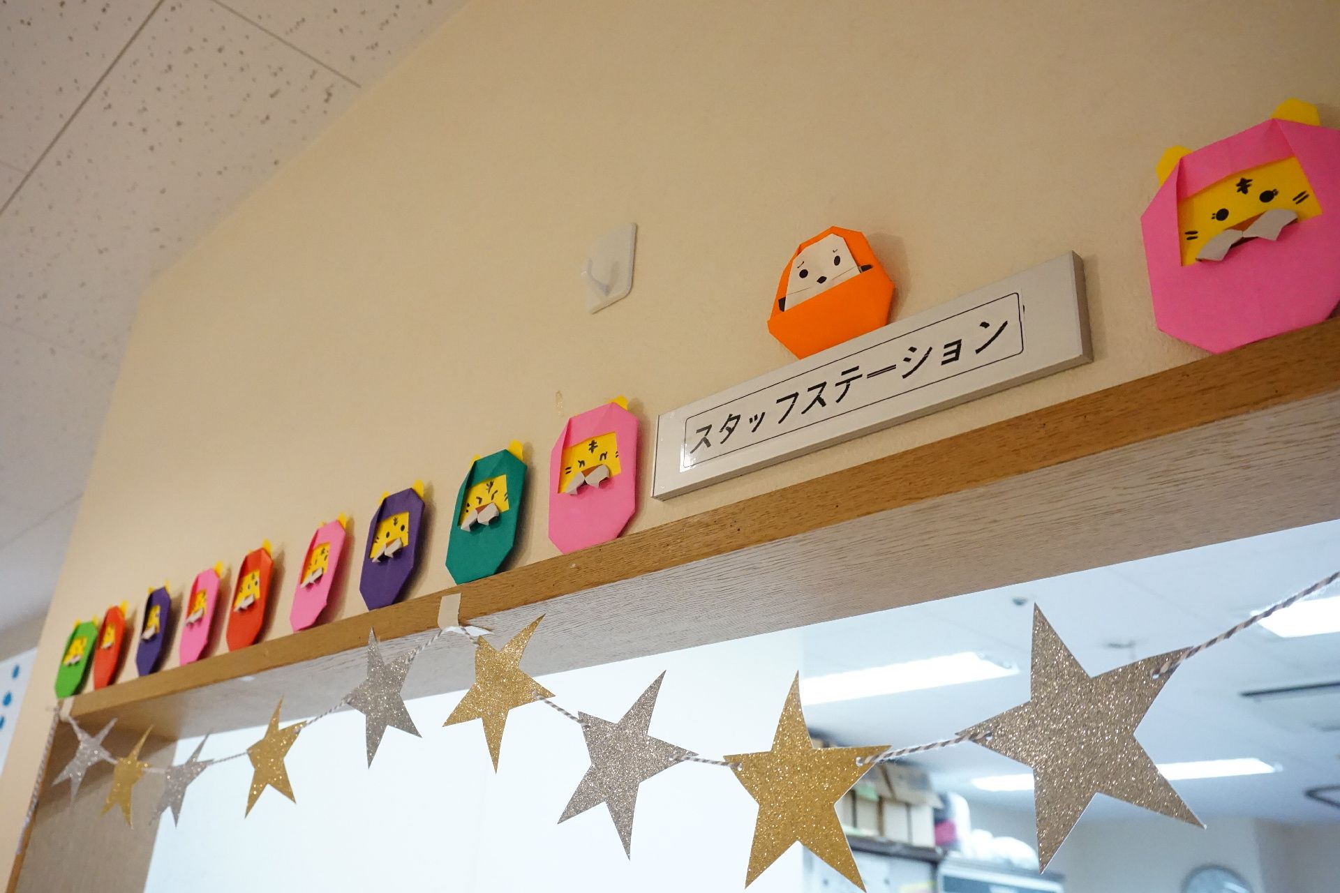 折り紙で作ったマスコットが飾られたスタッフステーションの入り口