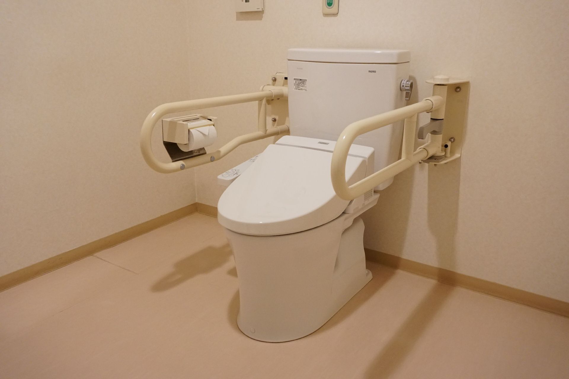 稼働式手すりの設置されたトイレ