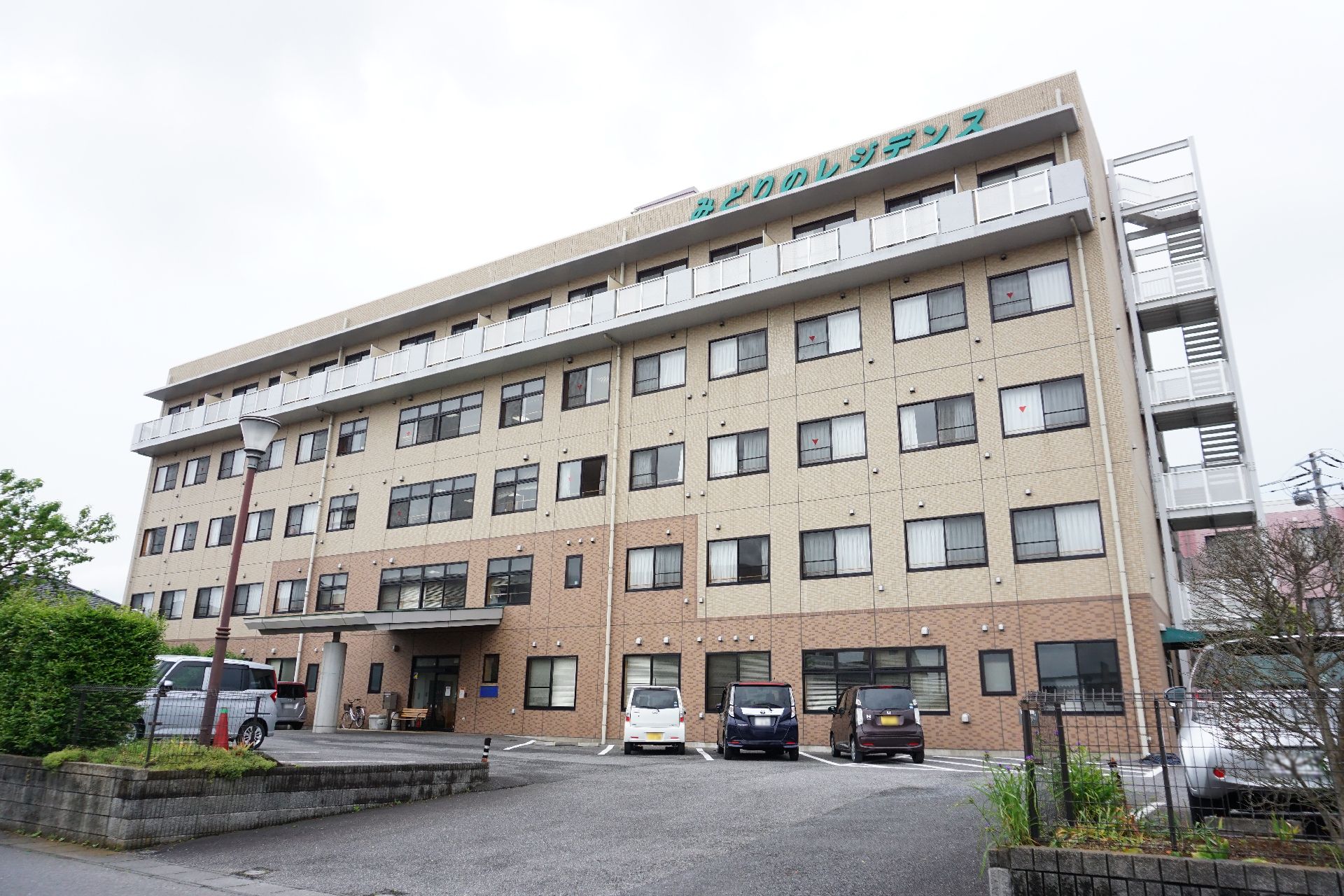 たくさんの窓が設置されている、五階建ての大きな施設外観