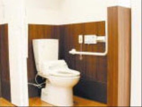 便器の横に、手すりや緊急呼び出しボタンが設置されているトイレ