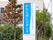 施設名が表示された看板は、ベースが水色で施設名が白である。逆に施設の説明部分は、ベースが白で文字が水色である。
