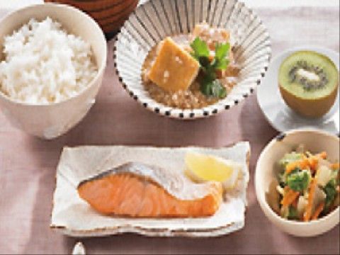 焼き鮭にレモンが添えられている一皿がメインのお膳一式