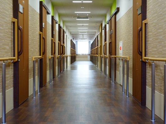 視界が明るい通路