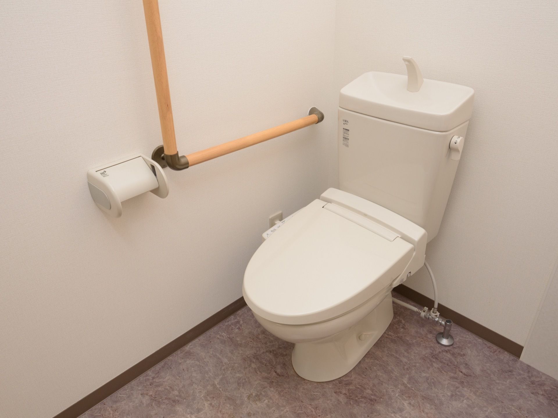 清潔感のある明るいトイレである。温水洗浄便座を採用しており便座が冬でもあたたかく快適に利用できる。手すりも完備されている。