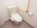 白を基調としたトイレには、真っ白な温水洗浄便座が設置されている。ボタン1つで簡単に操作ができることが魅力的である。