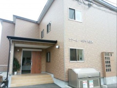玄関外にルーフが付いていて、三段の階段が設置されている施設入口