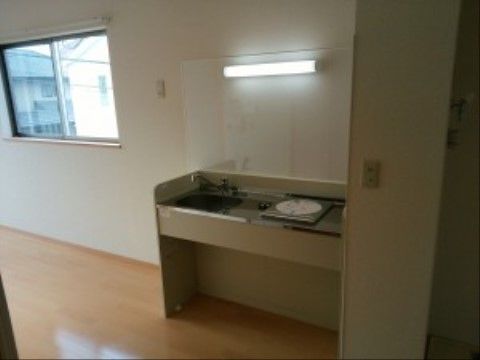 居室の入り口付近にはキッチンが設置されており、IH調理器が取り付けられている。シンクはコンパクトで蛇口は使い易い高さになっている。