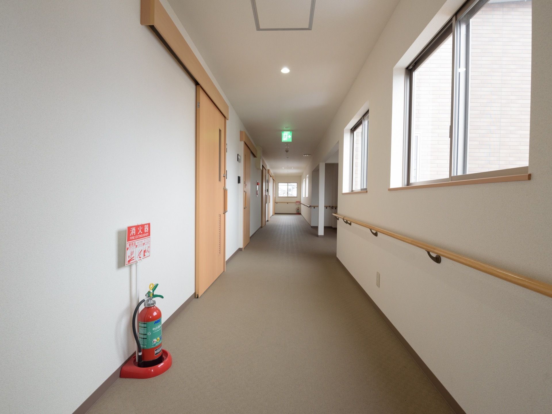 通路は広く、窓もあり明るい。部屋の扉はすべて引き戸になっている。手すりもついており、床も滑りにくい素材である。