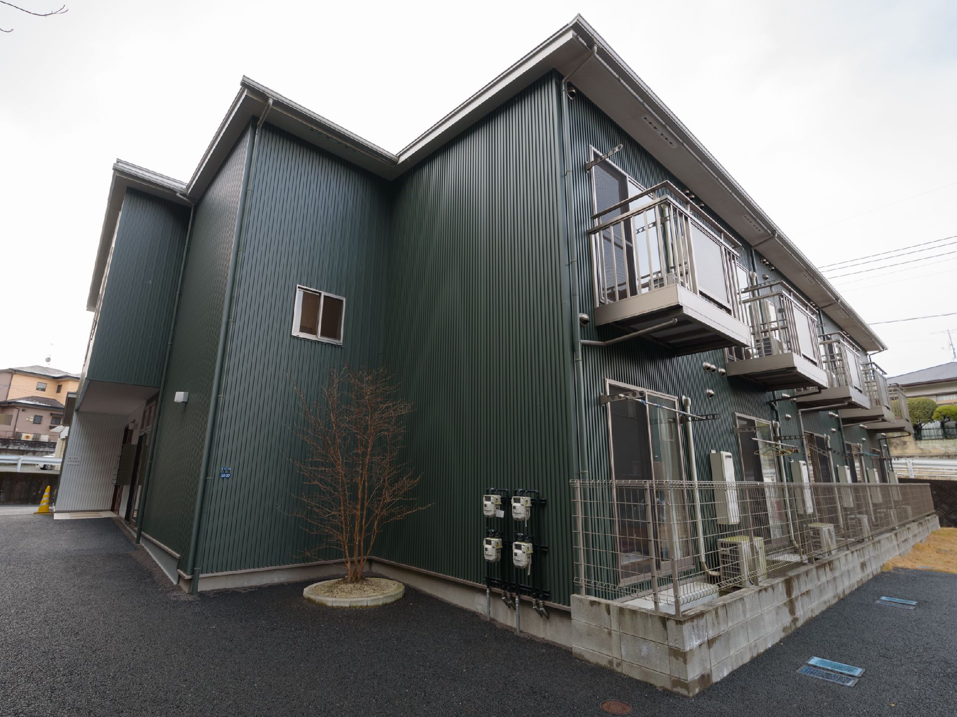 アパートのような造りになっている、二階建ての施設外観