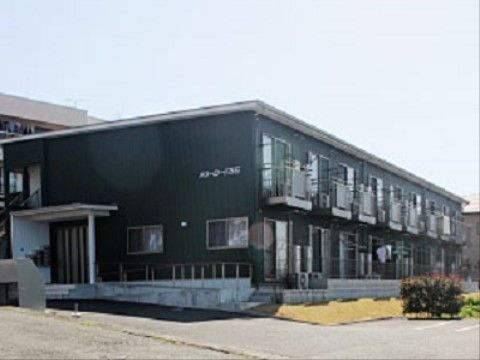 施設は2階建ての建物で黒色の壁が特徴的となっている。1階の玄関に向かうために階段とスロープが用意されている。