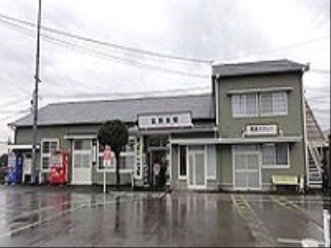 施設から最寄り駅までは約600mと近いため気軽に行くことができる。また、駅周辺には多くの飲食店がある。