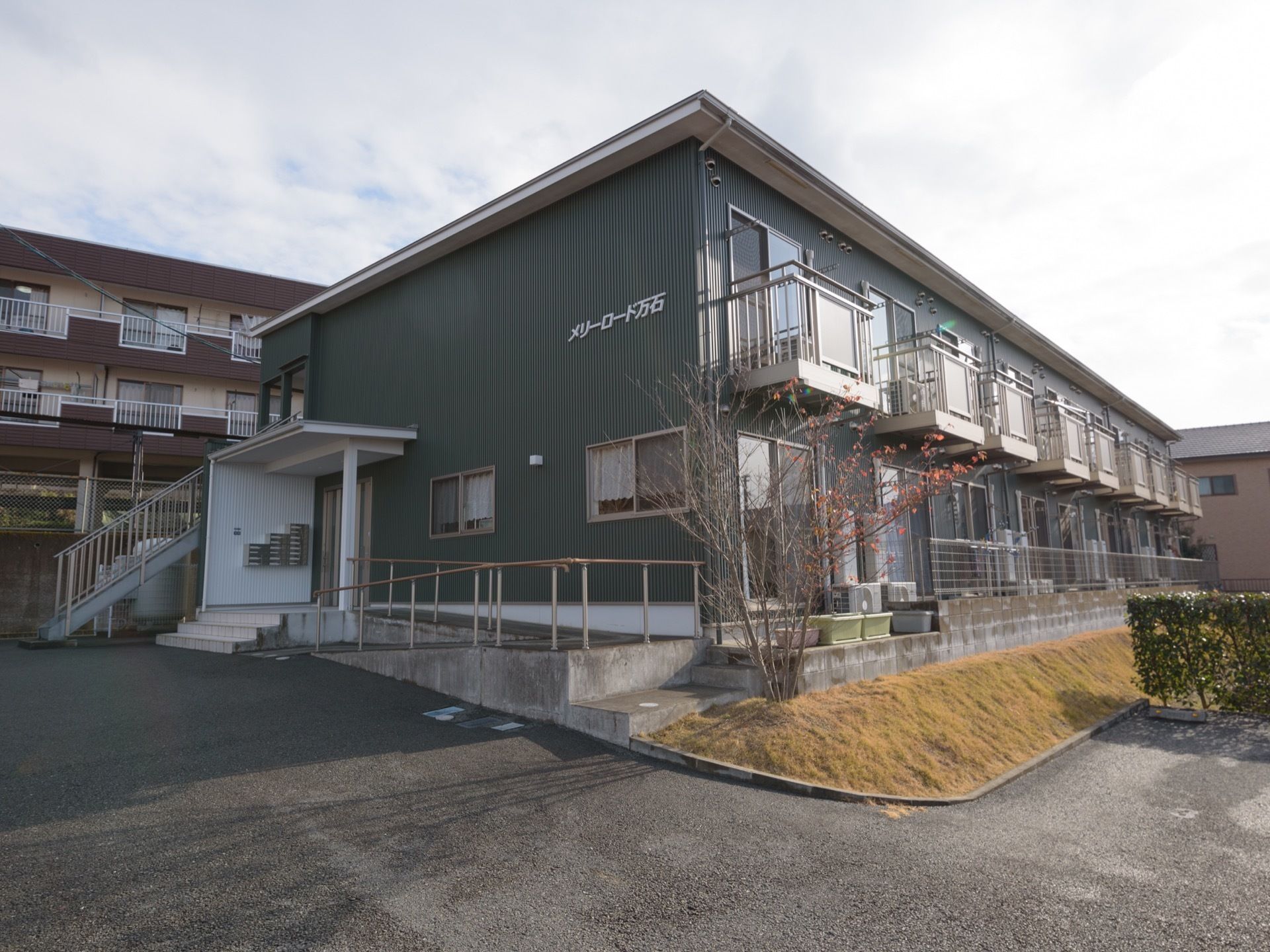 木造２階建てで全室にバルコニーがある。スロープと手すりが設置されている。外部階段があり２階へ直接上がることができる。