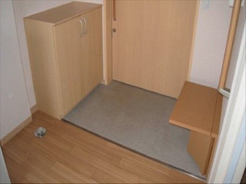 居室扉には縦長の手すりがあり、鍵がかかる。たたきには扉付きの下駄箱があり、向かいには折り畳み式の腰掛と縦長の手すりがある。