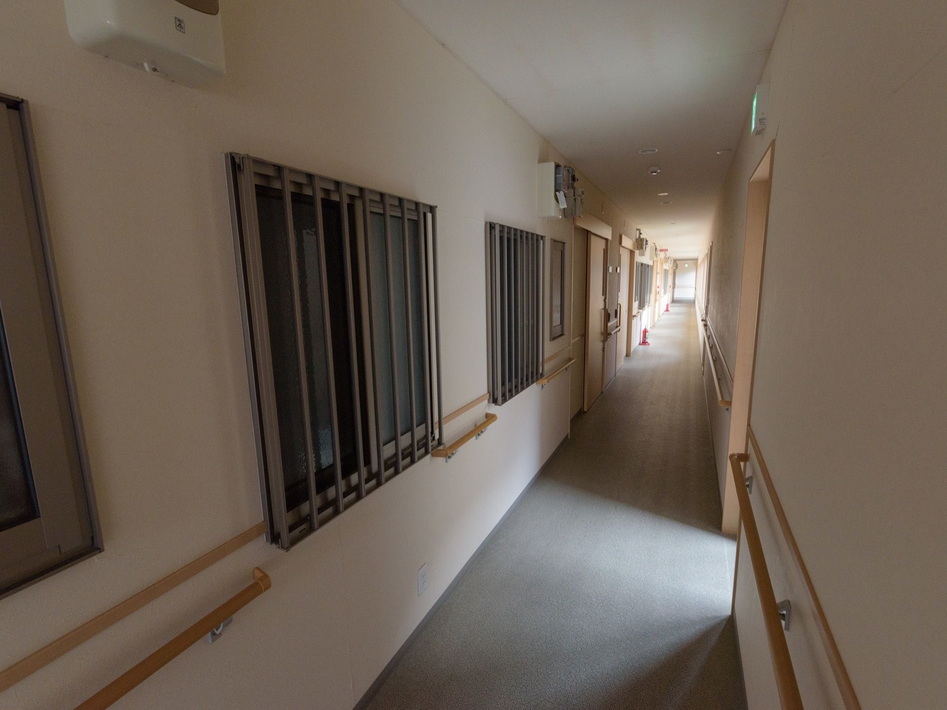 廊下に面した居室の窓には全て格子が付いている。窓の鍵を閉め忘れても安心できる。壁には全て手すりが取り付けられている。