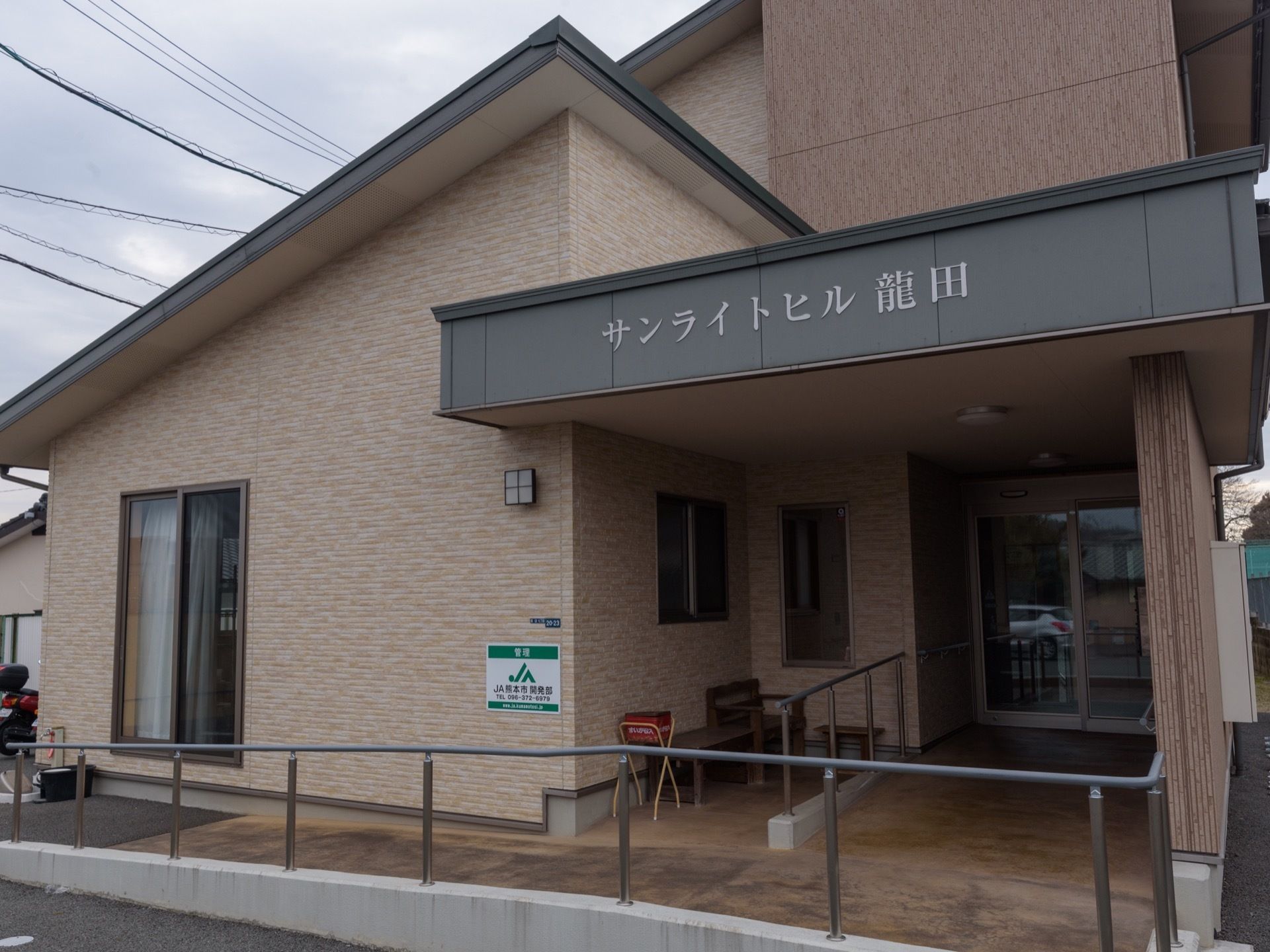施設入口横の屋根があるスペースには、愛煙家の方のために灰皿とベンチが用意された喫煙コーナーが設けられている。