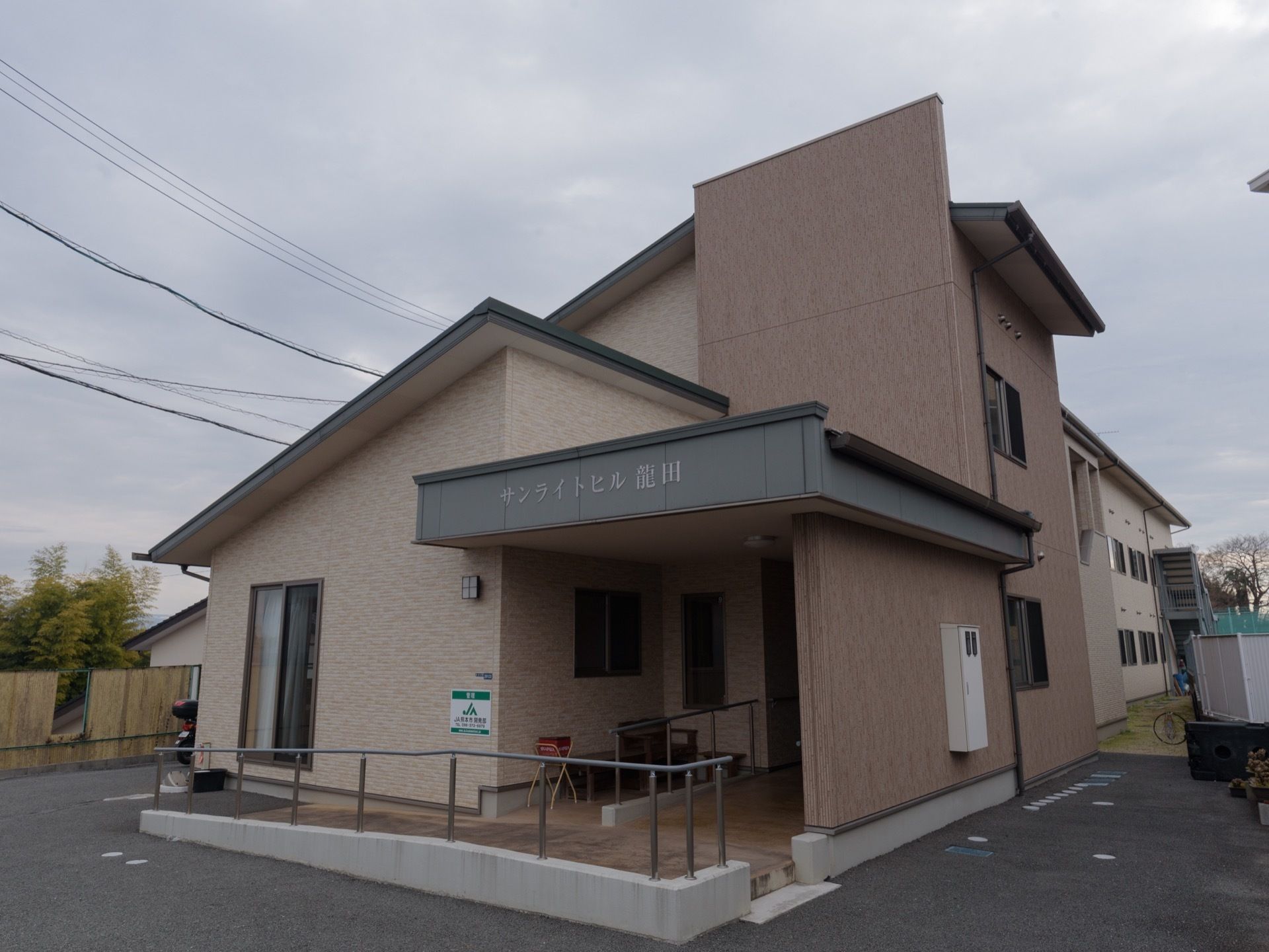 施設の建物前は、段差もなくきれいに舗装されている。車椅子をご利用の方もストレスなく通行することができる。