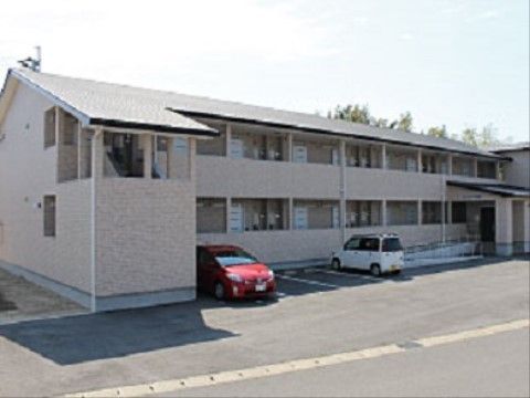 アパートのような造りの白い外壁をしている二階建て施設