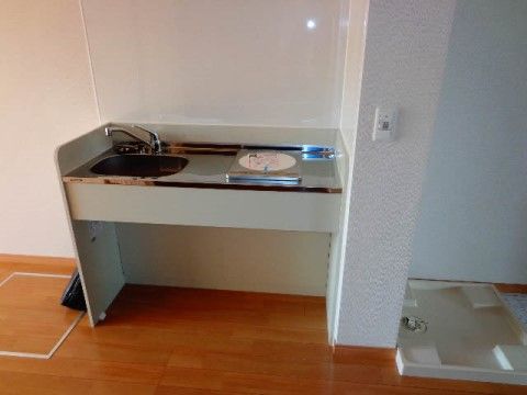 居室に備え付けられたミニキッチンである。足元は車椅子をご利用のままでも使いやすいようスペースを十分に設けている。