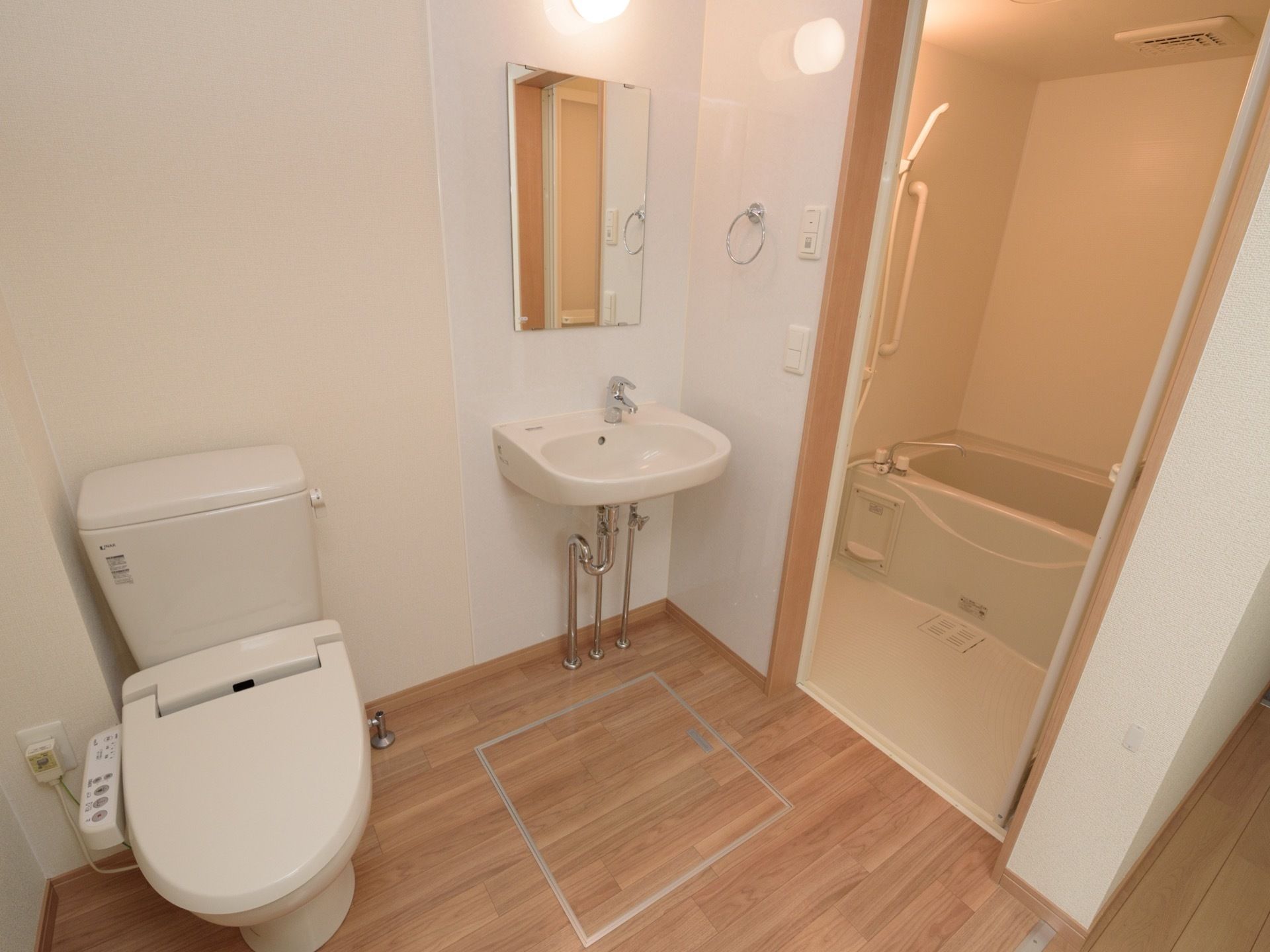 居室のトイレは、洗浄機能付き便器の横に、鏡付き洗面台が設置されている。充分な広さを確保しているので、車椅子をご利用の方でも楽々使用できる。