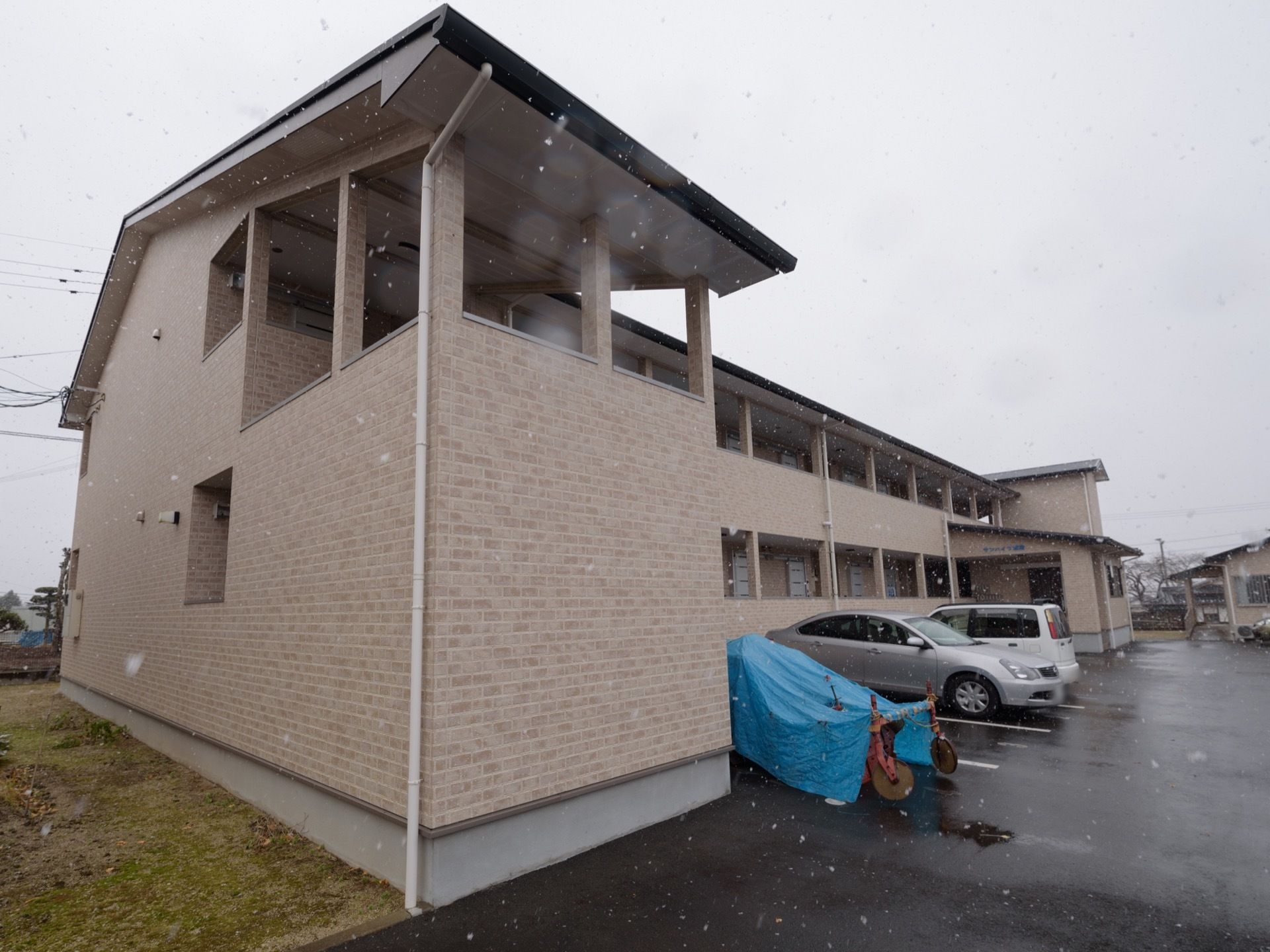 住宅街にある施設は、まわりに高い建物がなく静かな環境にある。また、２階建ての施設は違和感なく周囲の環境に溶け込んでいる。