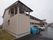 住宅街にある施設は、まわりに高い建物がなく静かな環境にある。また、２階建ての施設は違和感なく周囲の環境に溶け込んでいる。