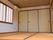 畳が敷かれた部屋で左側の窓には障子が貼られている。エアコンが1台設置されており、壁にリモコンが備え付けられている。