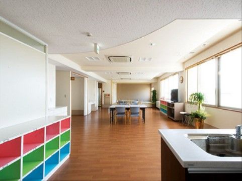 カラフルな棚が設置されている、広々としたダイニング