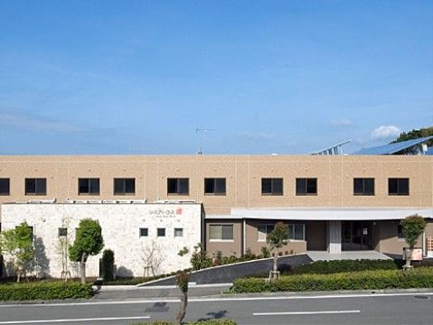 ２階建ての建物である。入口には屋根が設置され、道路からスロープで上がることができる。屋上には、太陽光パネルが設置されている。