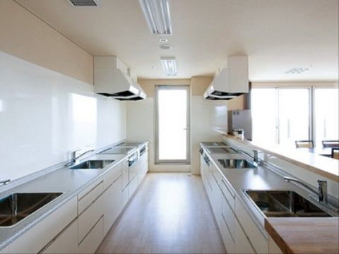 食堂には、入居者様やご家族様が利用可能なキッチンが設置されている。シンクとIHコンロが、それぞれ４つ設置されている。