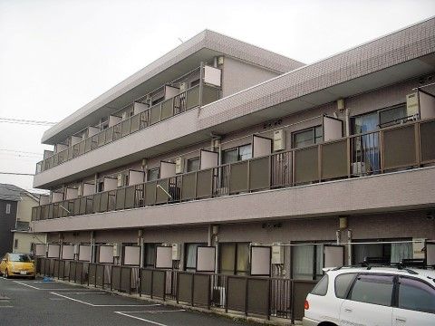 「オアシスらんど相模原」の外観。タイル調の3階建てのアパート型住宅が、目印となる。