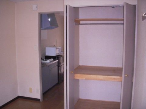 「オアシスらんど相模原」の収納スペース。布団、鞄を収容できる、大きめのクローゼットを完備している。