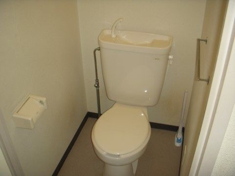 「オアシスらんど相模原」のトイレ。シンプルなトイレとシャワートイレの選択をすることができる。