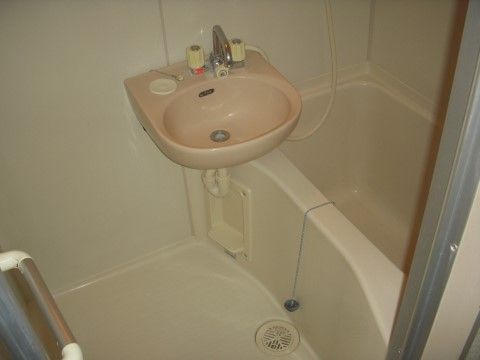 「オアシスらんど相模原」の浴室。ユニットバスタイプの洗面台と浴室になっている。