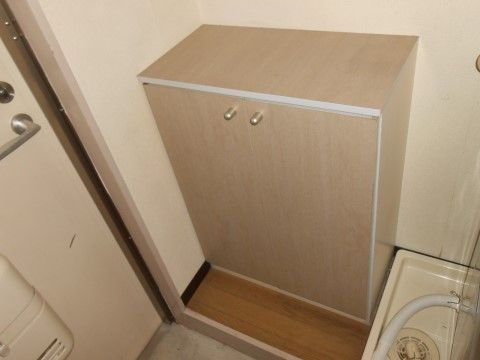 「オアシスらんど相模原」の靴箱。玄関前に散らかること無く、清潔で綺麗にできる。