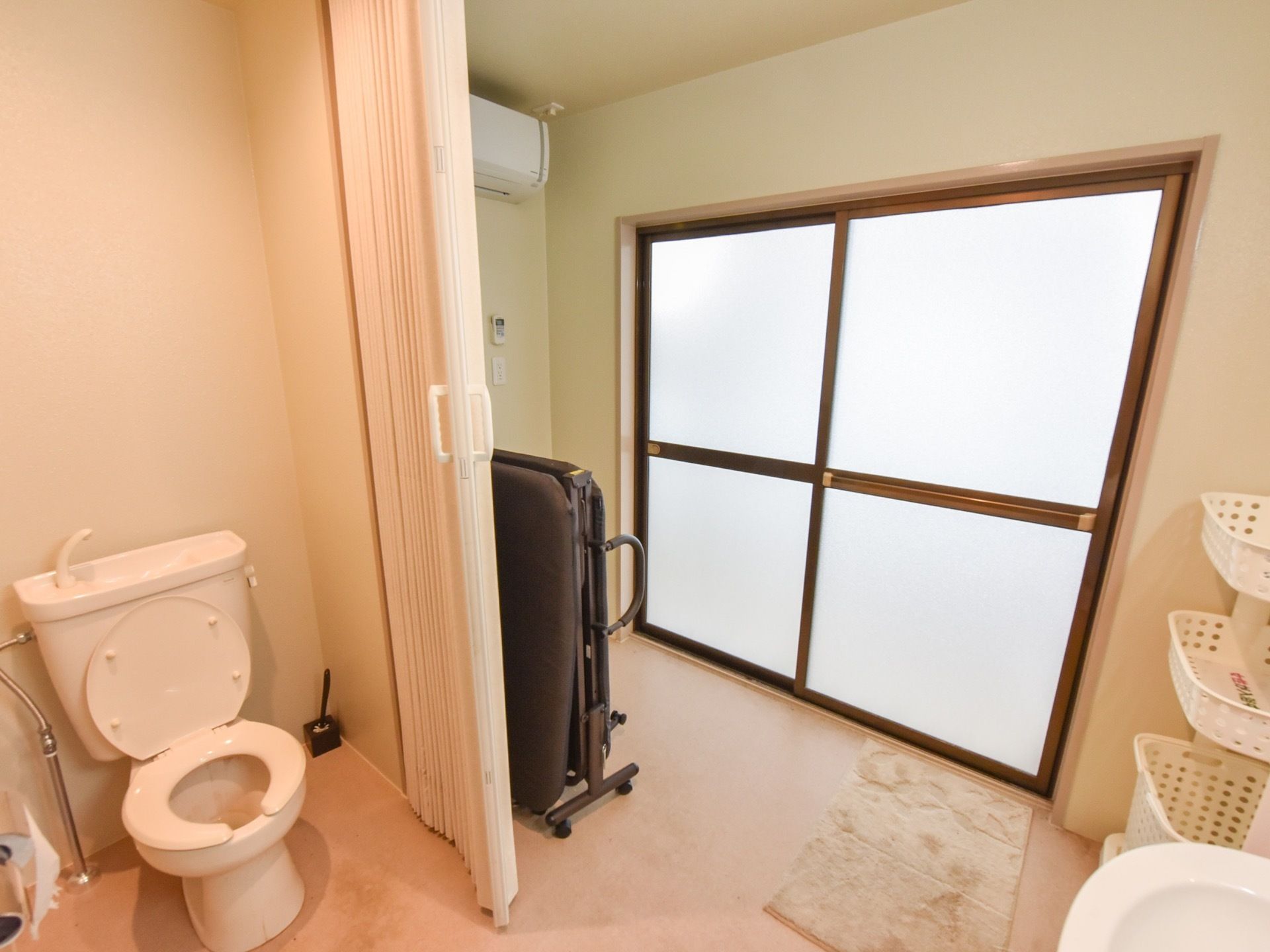 居室にはエアコン、ベッド、トイレがある。ベッドは２つに折り畳み、立てておけるようになっており、トイレは間仕切りカーテンがつけられている。