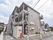 施設の道路側には白い外観の自動販売機が設置されており、入居者様は飲料水をいつでも購入することができる。