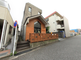 静かな住宅街の施設外観